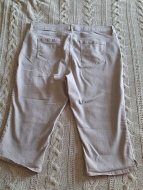 Woman's Liz Claiborne classic slim leg light beige capri pants size 20 wide